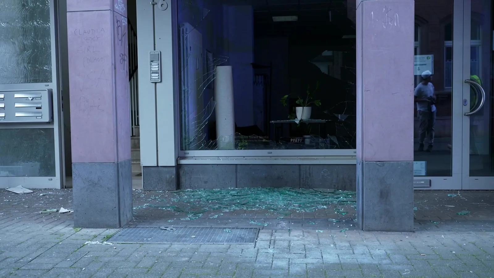 Zerstörte Schaufensterscheibe in Euskirchen