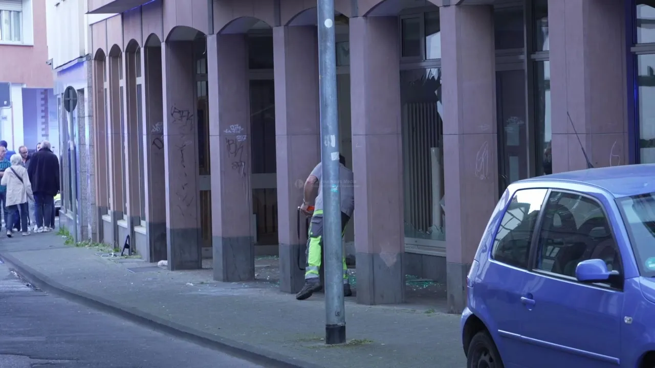 Beschädigte Schaufensterscheibe nach Detonation in Euskirchen