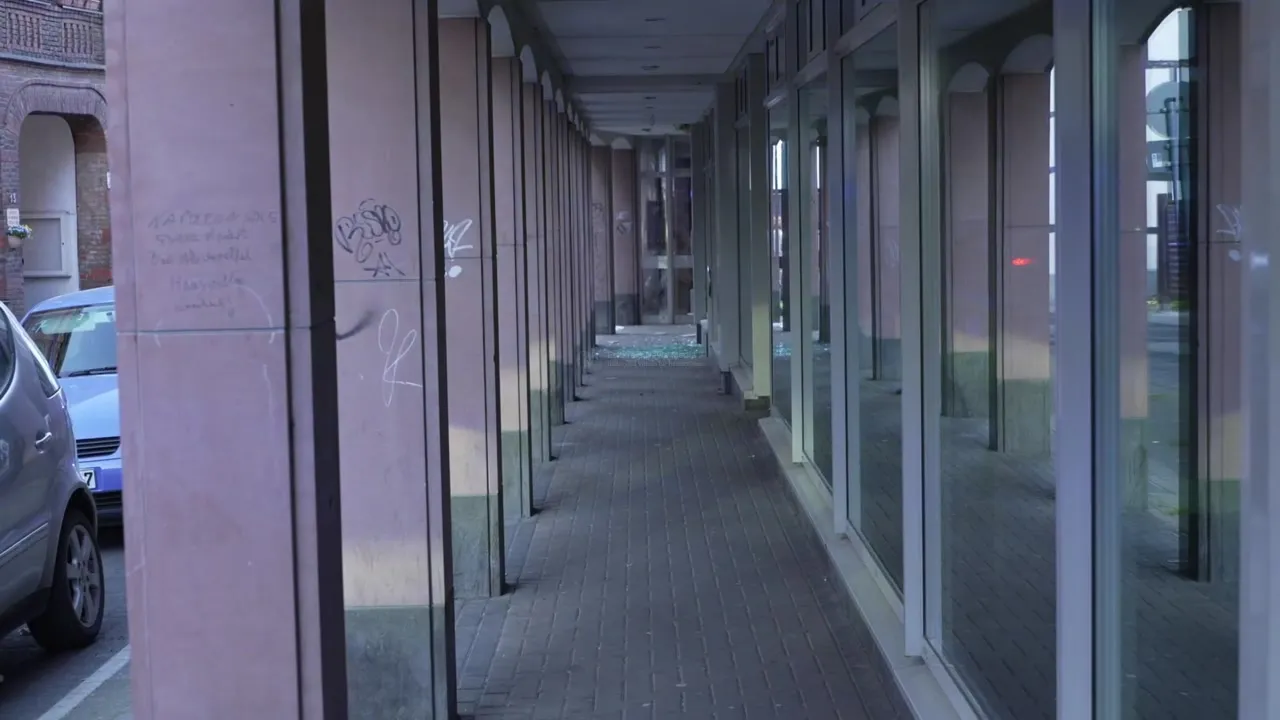 Zerstörte Schaufensterscheibe in Euskirchen