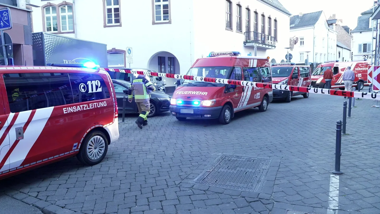 Einsatzkräfte vor Absperrung in Euskirchen