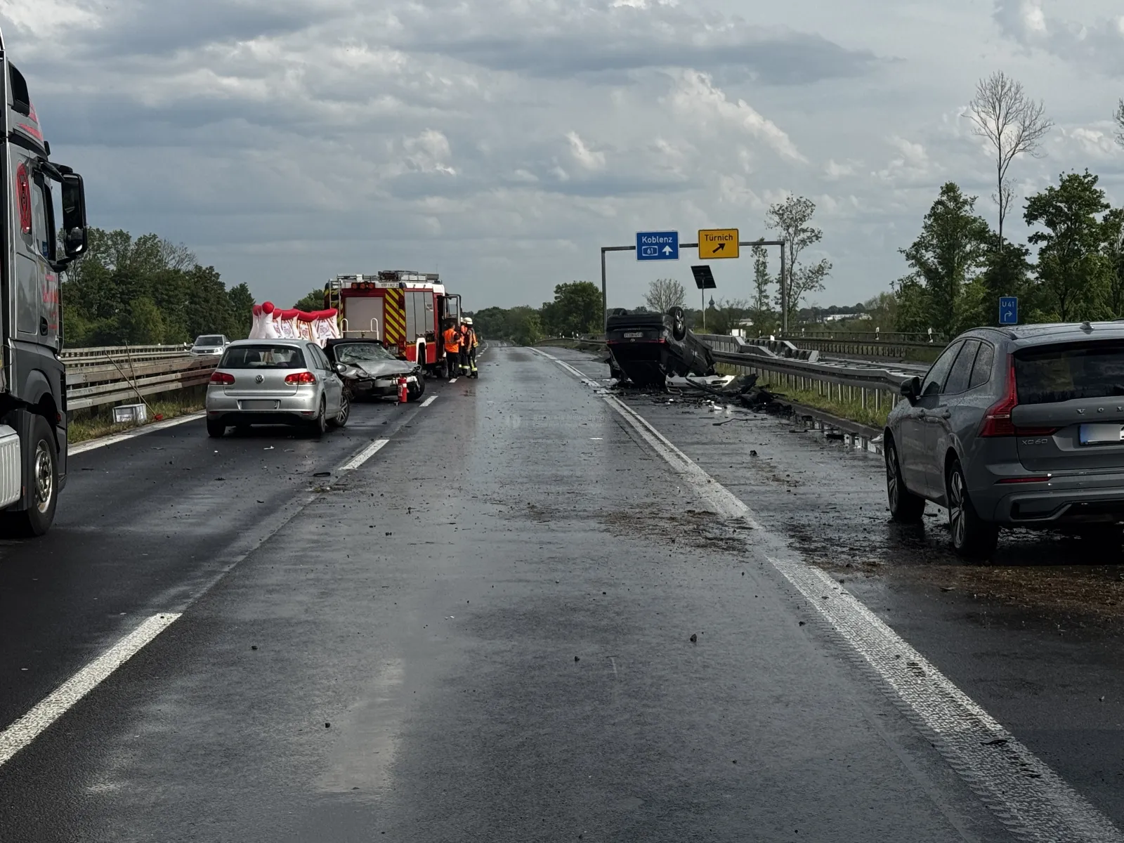 Unfall auf A 61 bei Türnich mit umgekipptem Auto