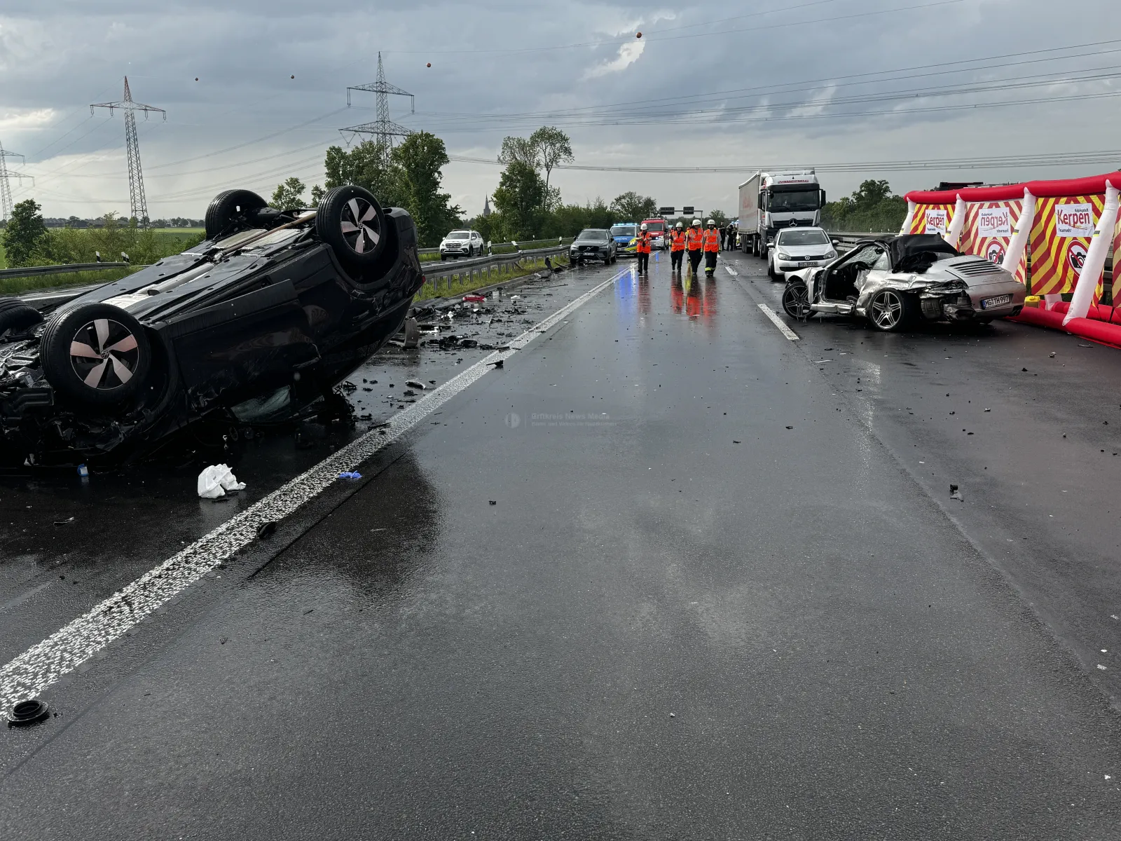Schwerer Unfall auf der A 61 mit umgestürztem Pkw und zerstörtem Porsche