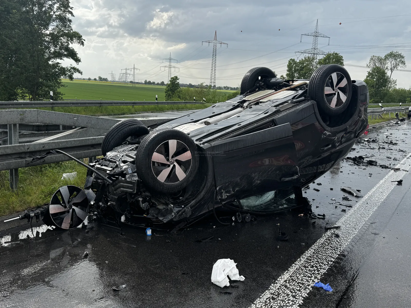 Unfallfahrzeug liegt auf der A 61 bei Türnich auf dem Dach