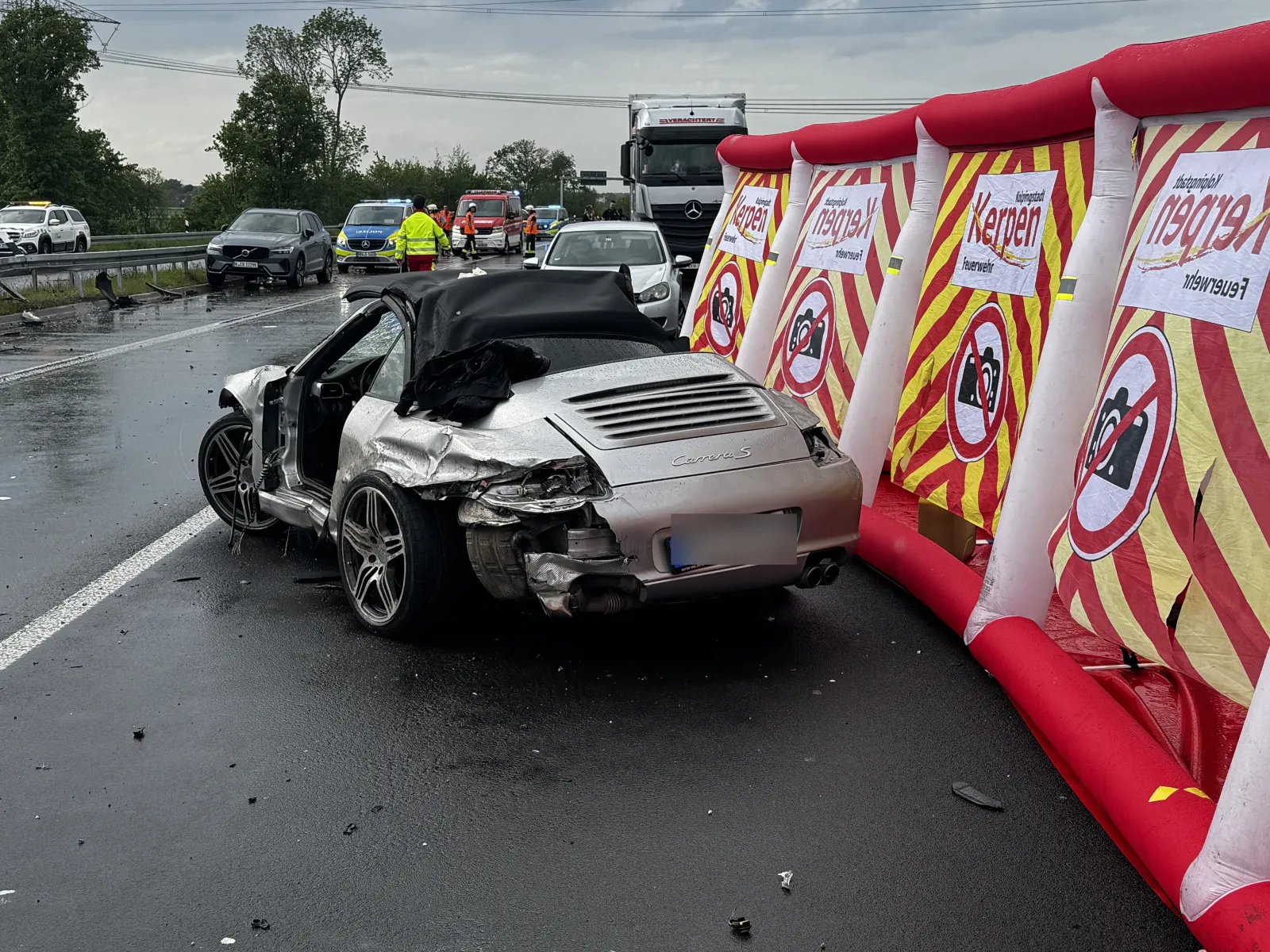 Schwerer Unfall auf A 61 bei Türnich mit zerstörtem Porsche