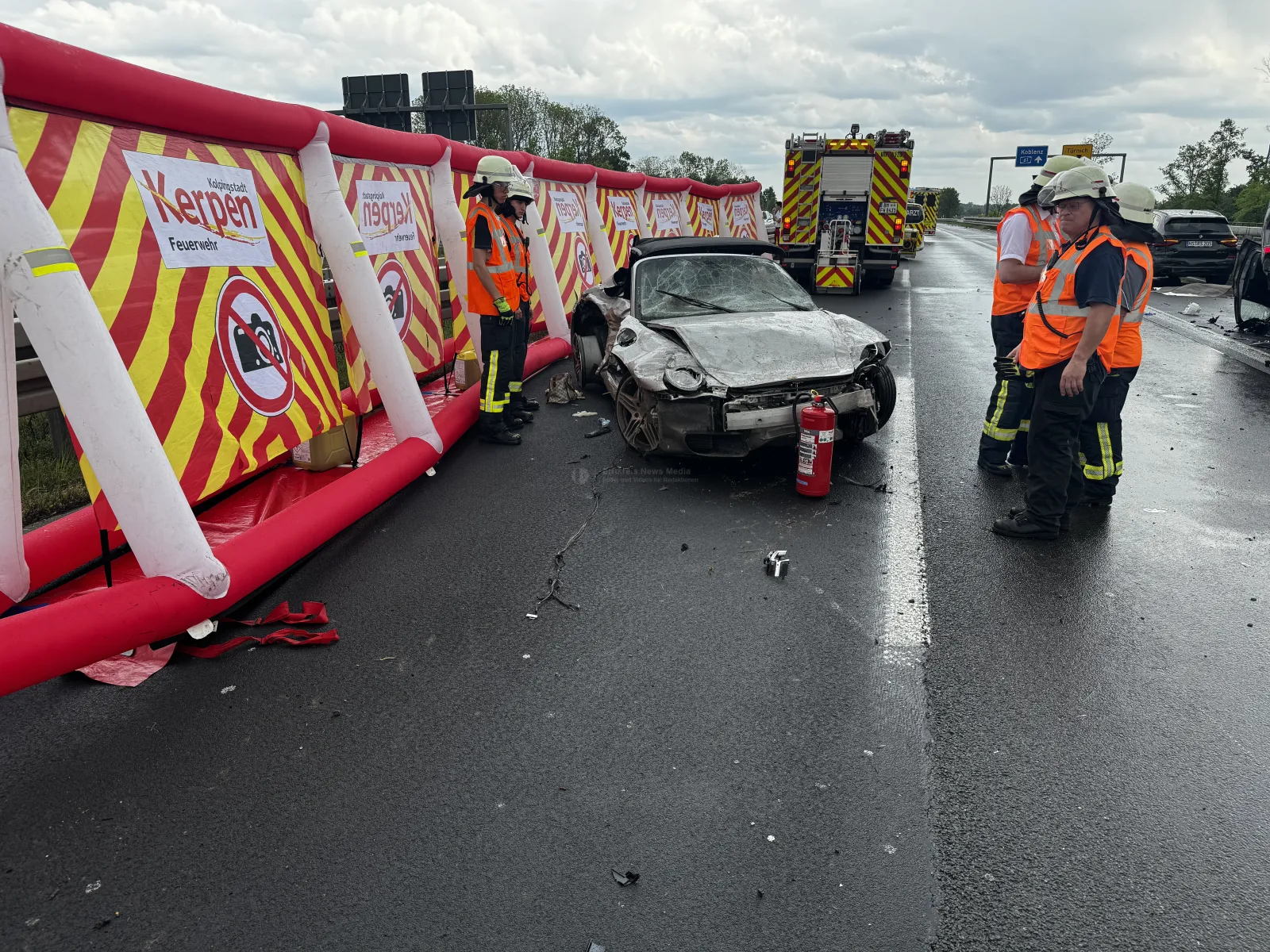 Unfallstelle auf A 61 bei Türnich mit Porsche und Einsatzkräften