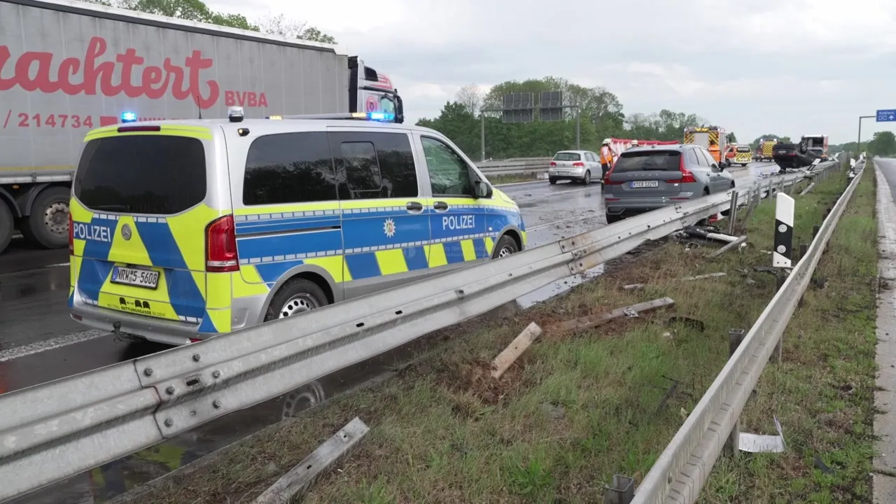 Verkehrsunfall auf A61 mit Polizei und Unfallfahrzeugen