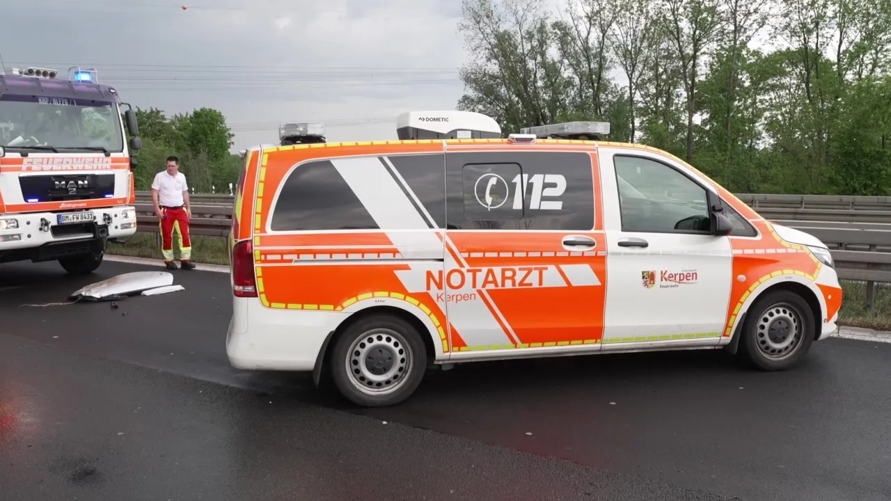 Notarztfahrzeuge bei Unfall auf der A61 bei Kerpen