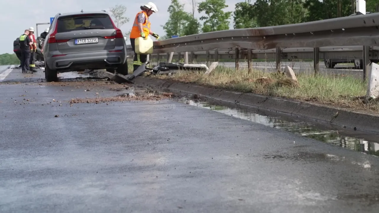 Verkehrsunfall auf A61 bei Türnich mit Bergung