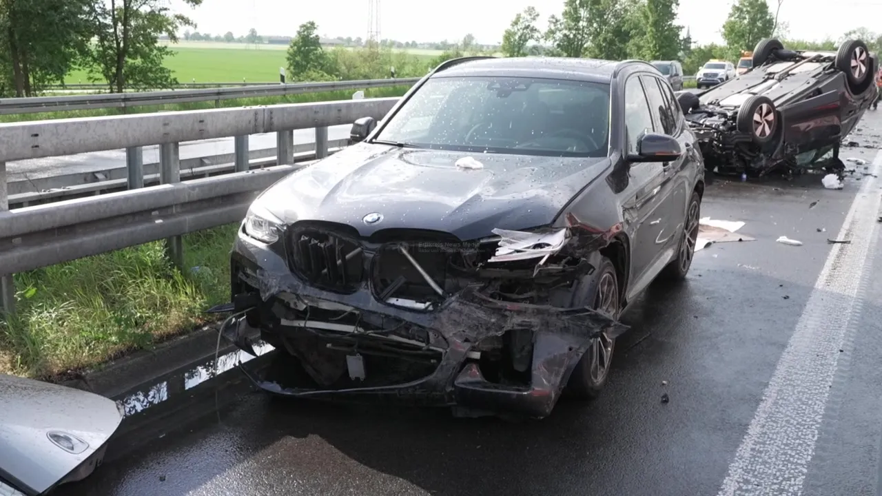 Unfall auf A61 bei Türnich mit beschädigten Fahrzeugen