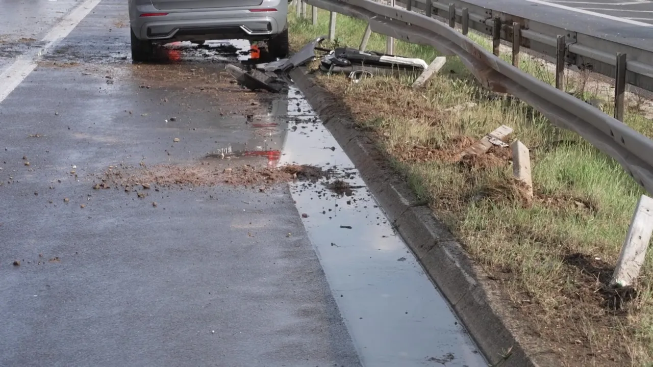 Unfallstelle mit beschädigter Leitplanke an A61 bei Türnich