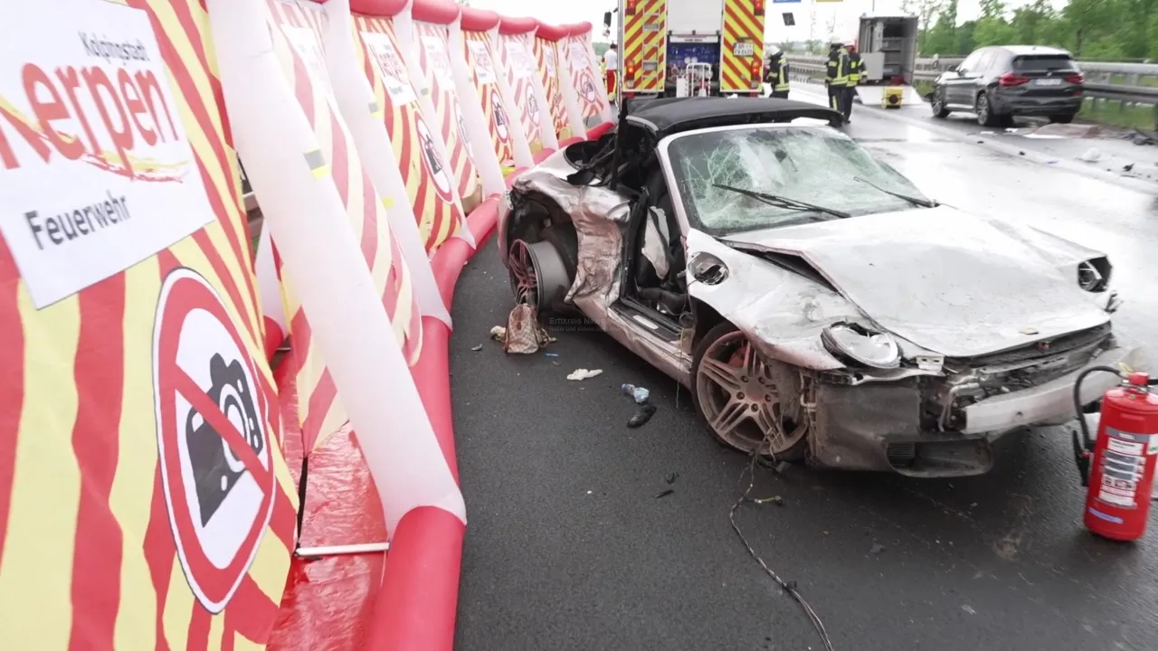 Verkehrsunfall mit Porsche auf A61 bei Türnich