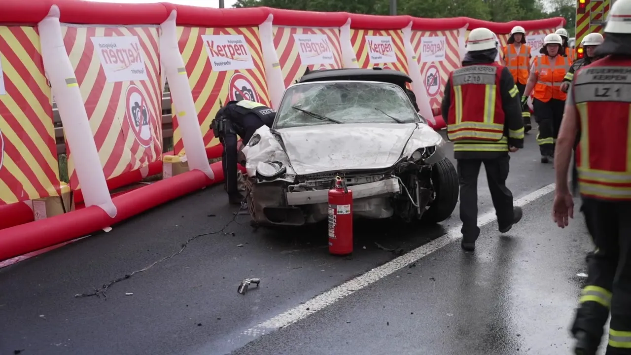 Verkehrsunfall auf A61 bei Türnich mit stark beschädigtem Porsche