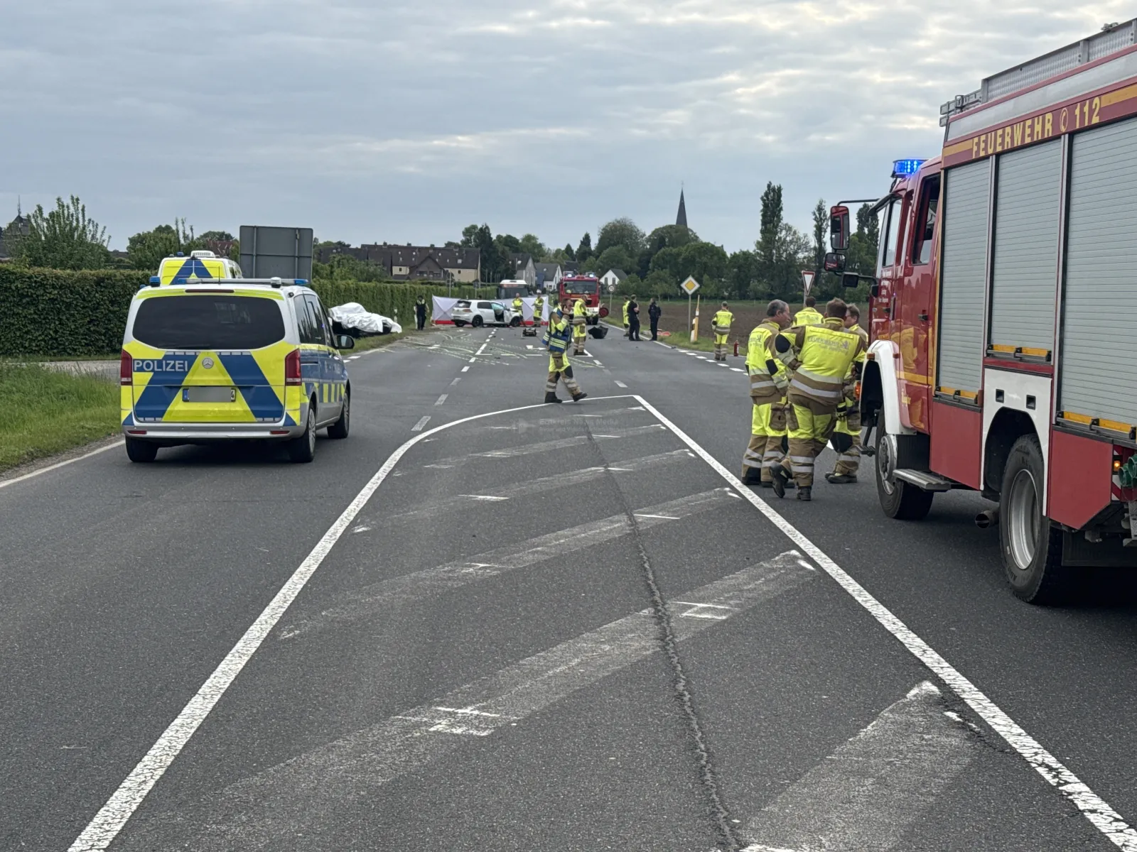 Schwerer Unfall auf L279 bei Bedburg