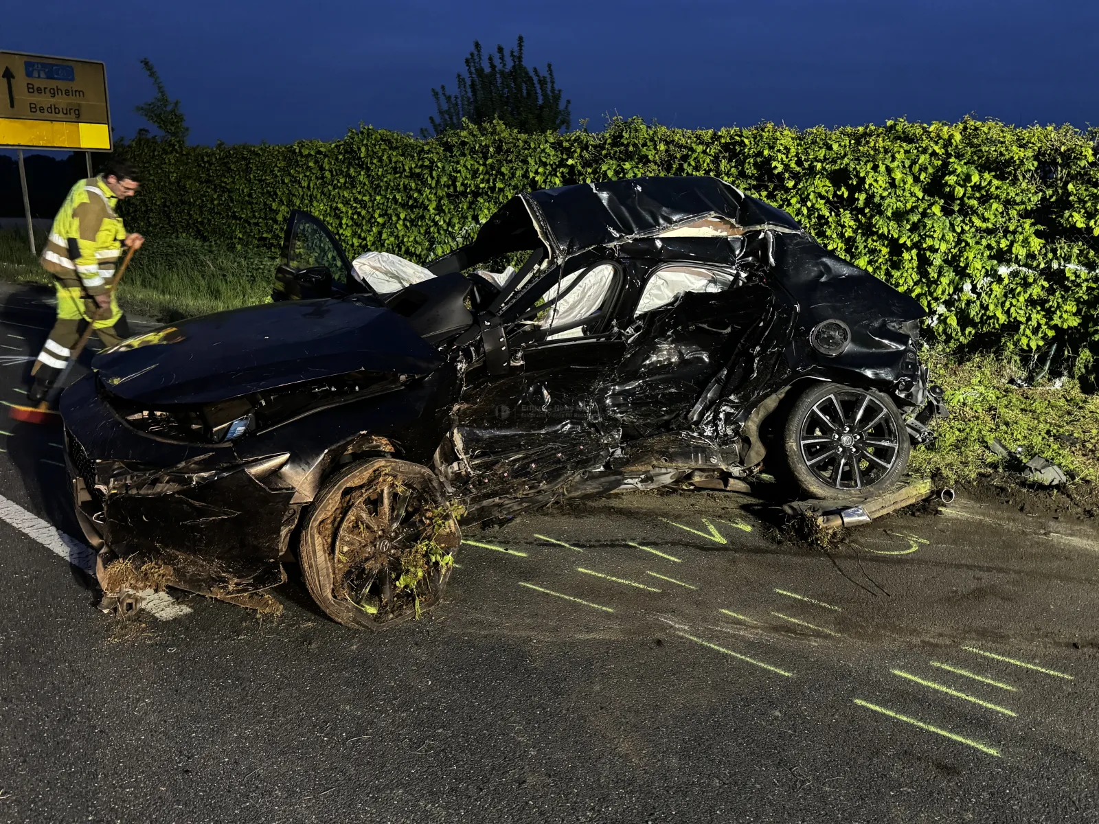 Schwer beschädigtes Auto nach Unfall auf L279 bei Bedburg