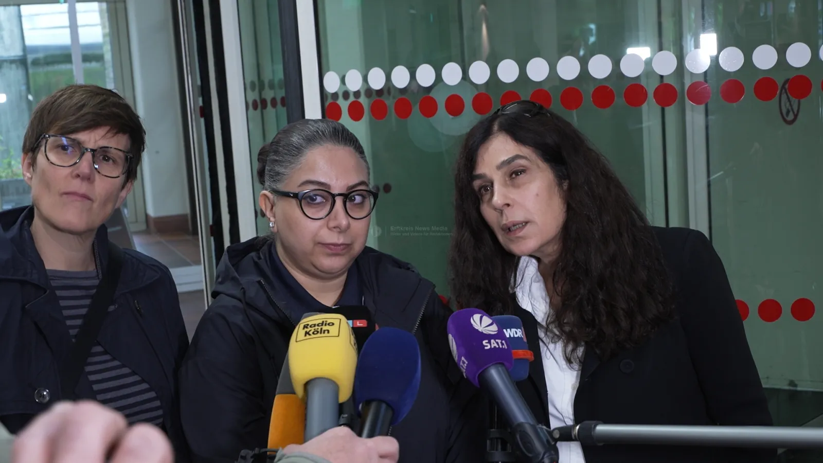 Frauen geben Statement nach Prozessbeginn in Köln