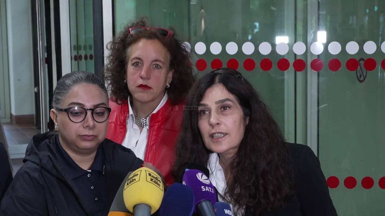 Drei Frauen bei Pressegespräch im Landgericht Köln