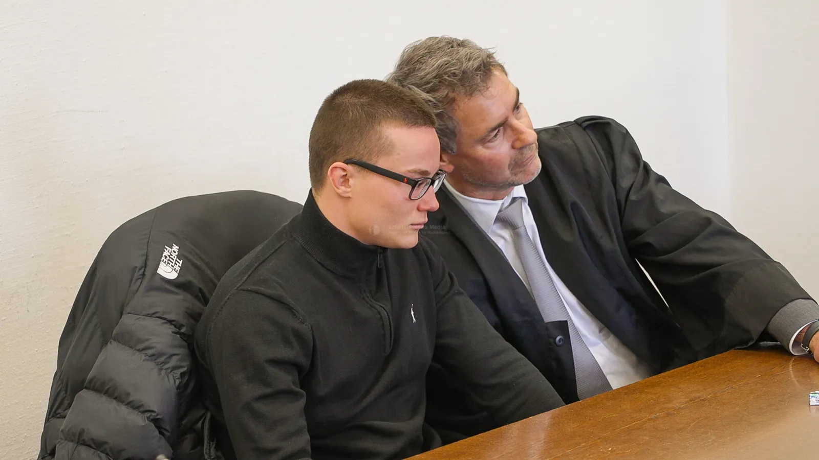 Fahrer und Anwalt bei Prozessbeginn in Gerichtssaal