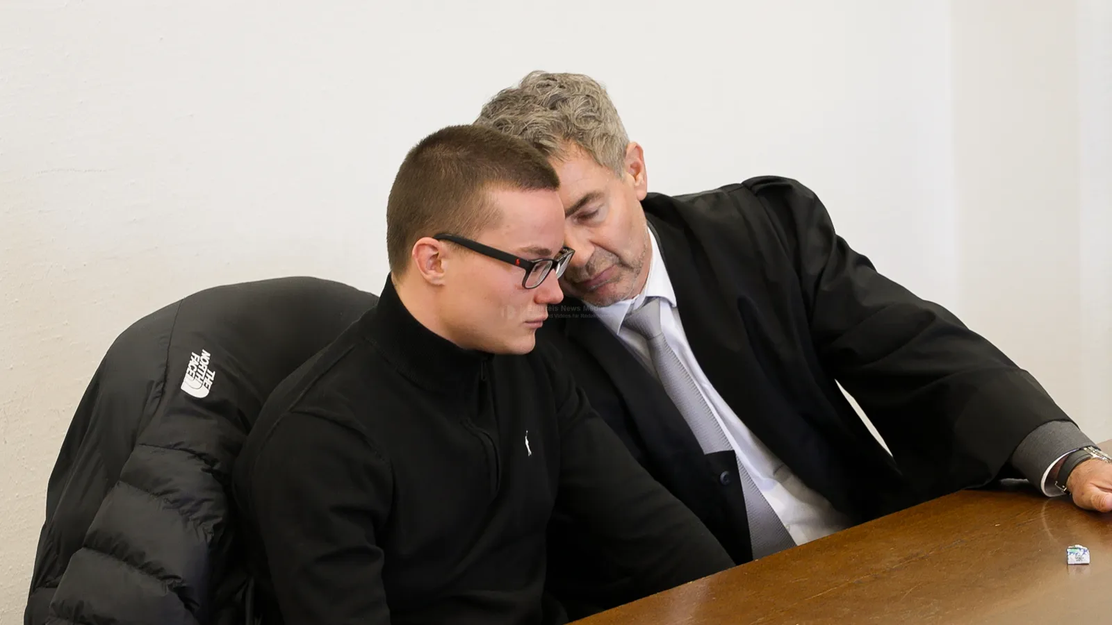 21-Jähriger Angeklagter und Rechtsanwalt im Gerichtssaal