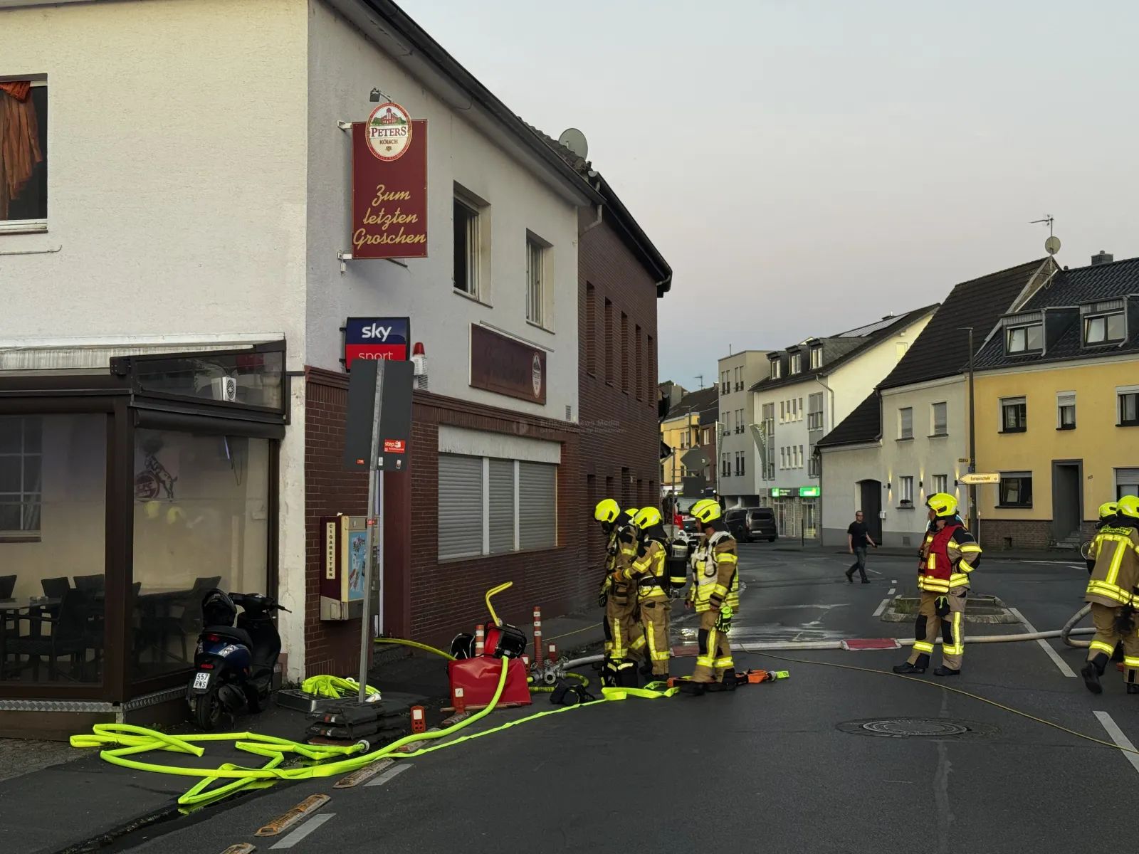 Feuerwehr Bornheim im Einsatz bei Brand in Lokal