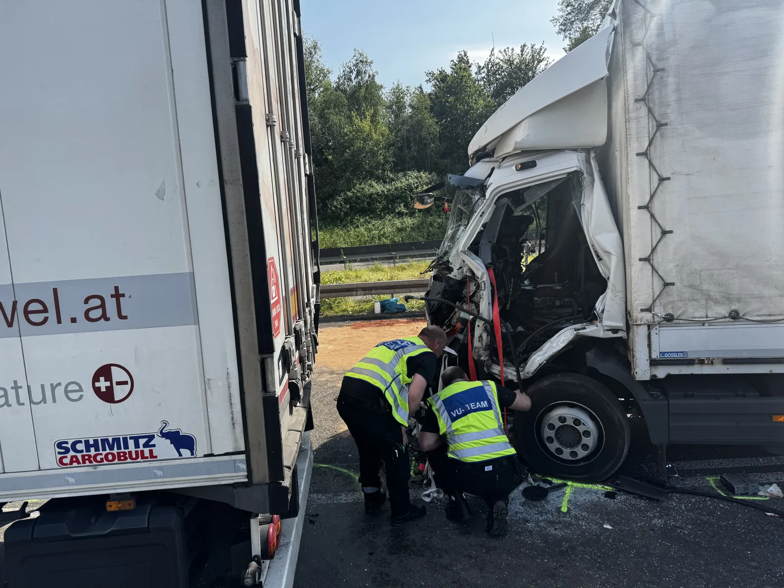 Zwei LKW nach Unfall auf der A4 mit Verletzten