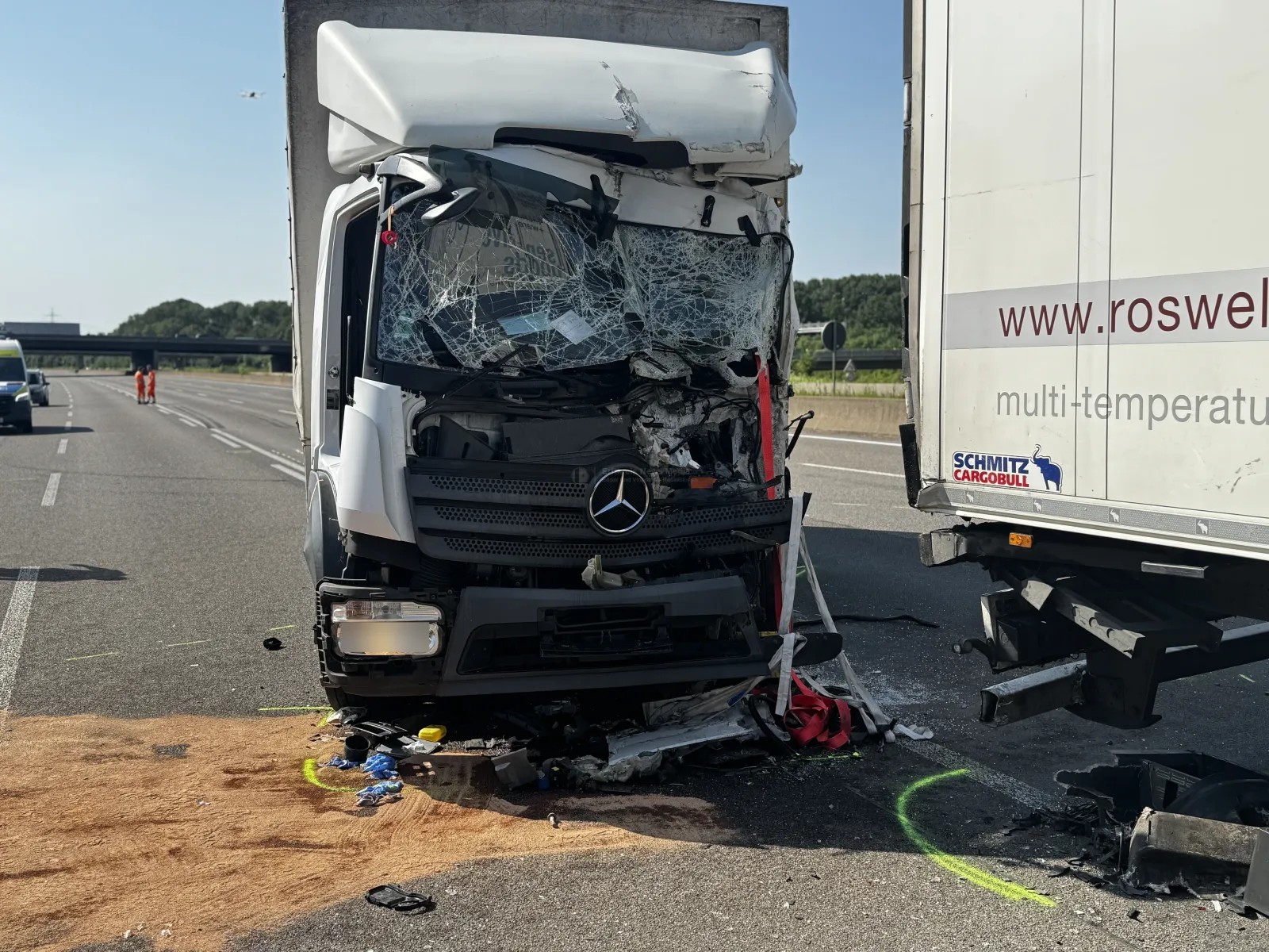 Schwer beschädigter LKW nach Unfall auf A4 bei Köln