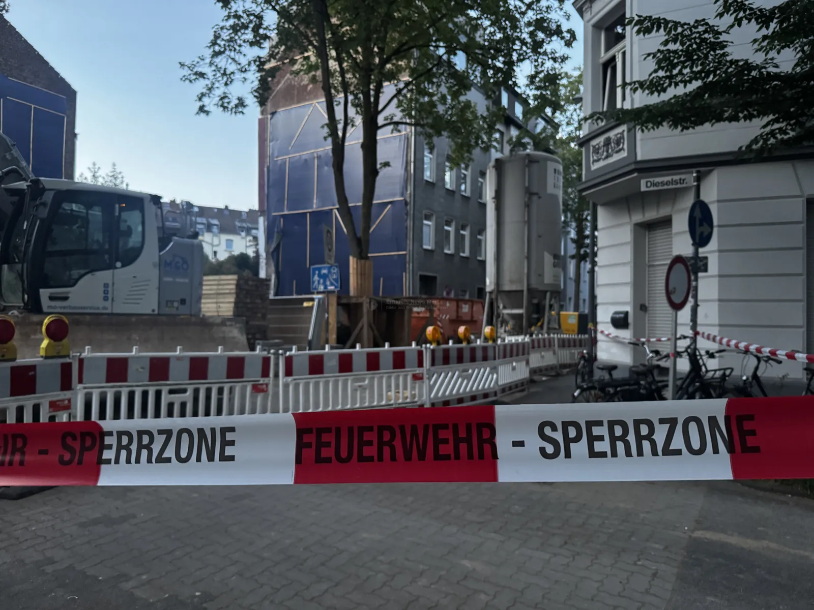 Absperrung an Baustelle mit Gebäudeschaden