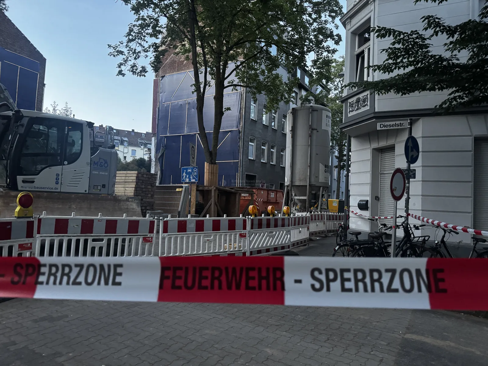 Baustelle hinter Feuerwehr-Sperrzone in Köln