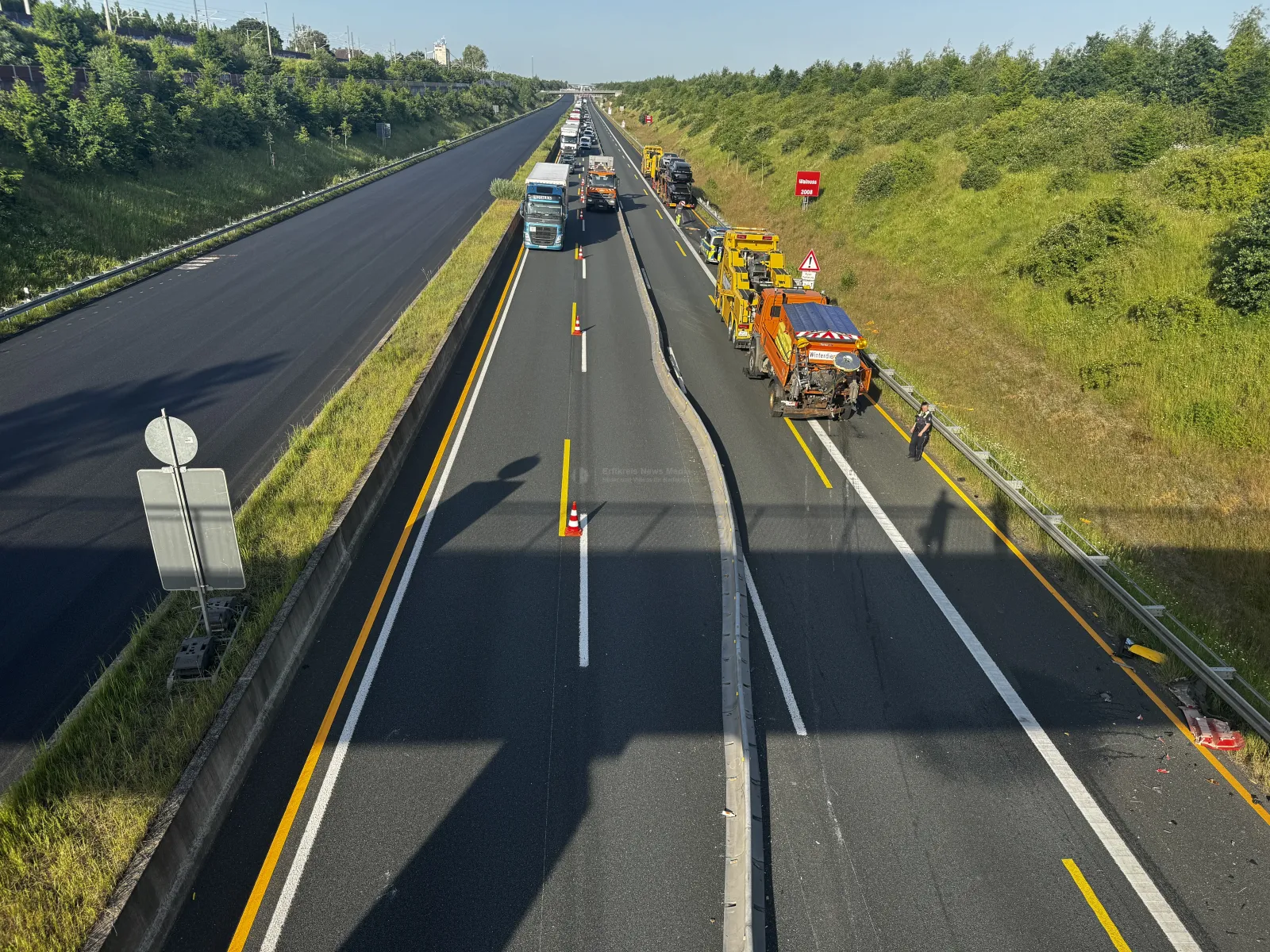 Lkw-Unfall mit Sperrung auf der Autobahn 4 bei Elsdorf