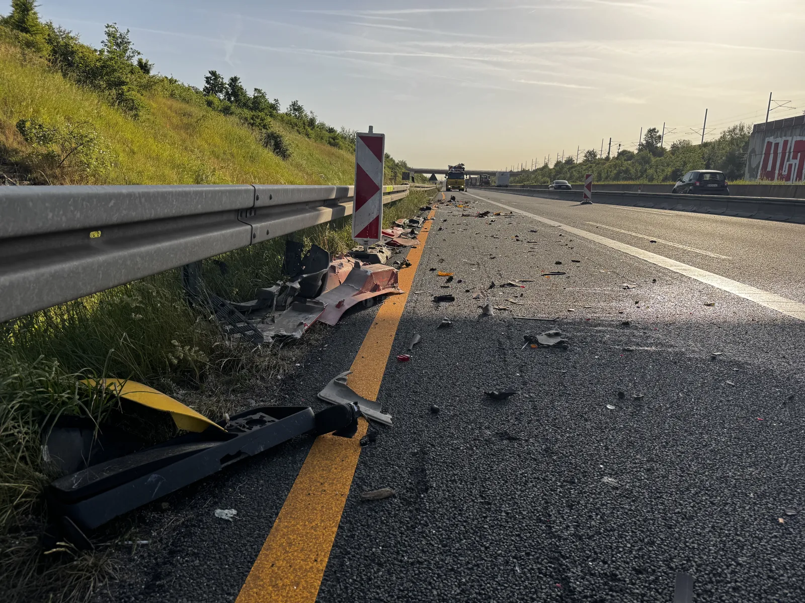 Schäden und Trümmer auf Fahrbahn nach Lkw-Unfall auf A4