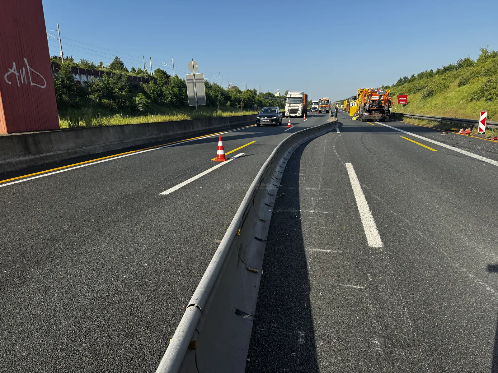 Absicherung und Wartungsfahrzeuge nach Lkw-Unfall auf der A4 bei Elsdorf
