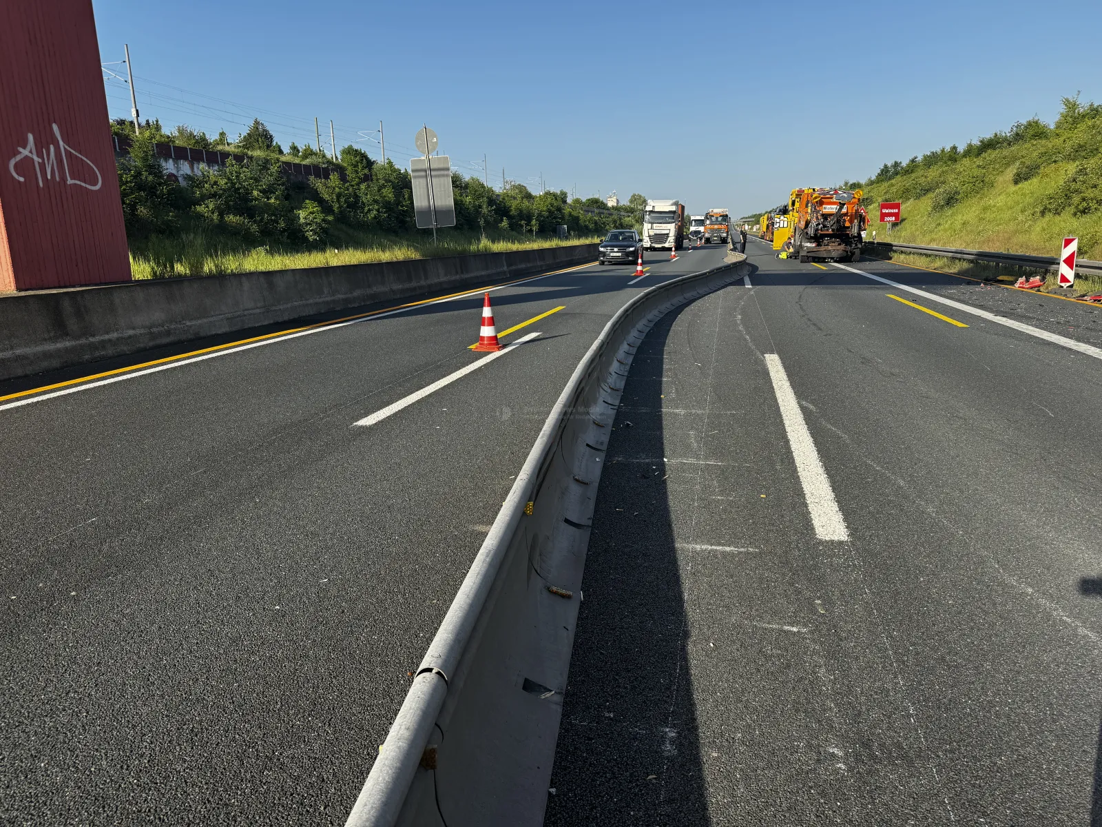 Sperrung auf der Autobahn 4 nach Lkw-Unfall bei Elsdorf