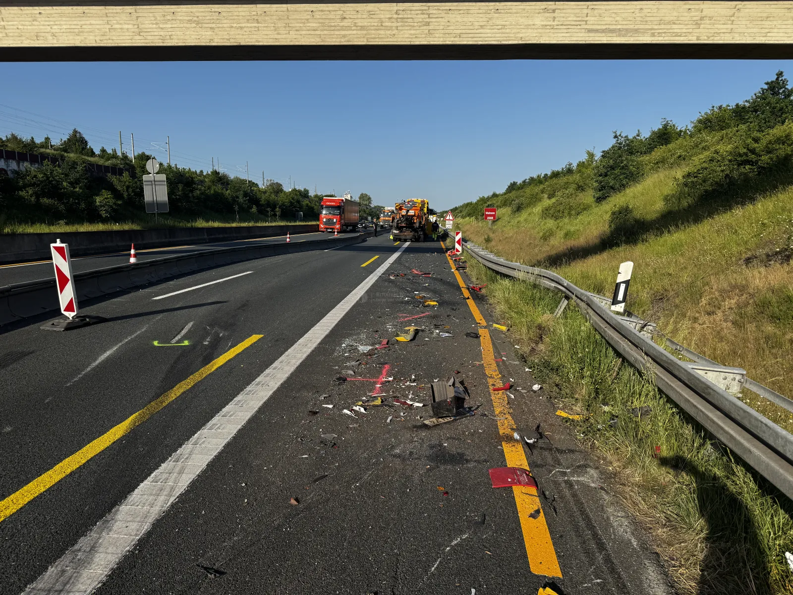 Trümmer und Bergungsfahrzeug an Unfallstelle auf der A4 bei Elsdorf