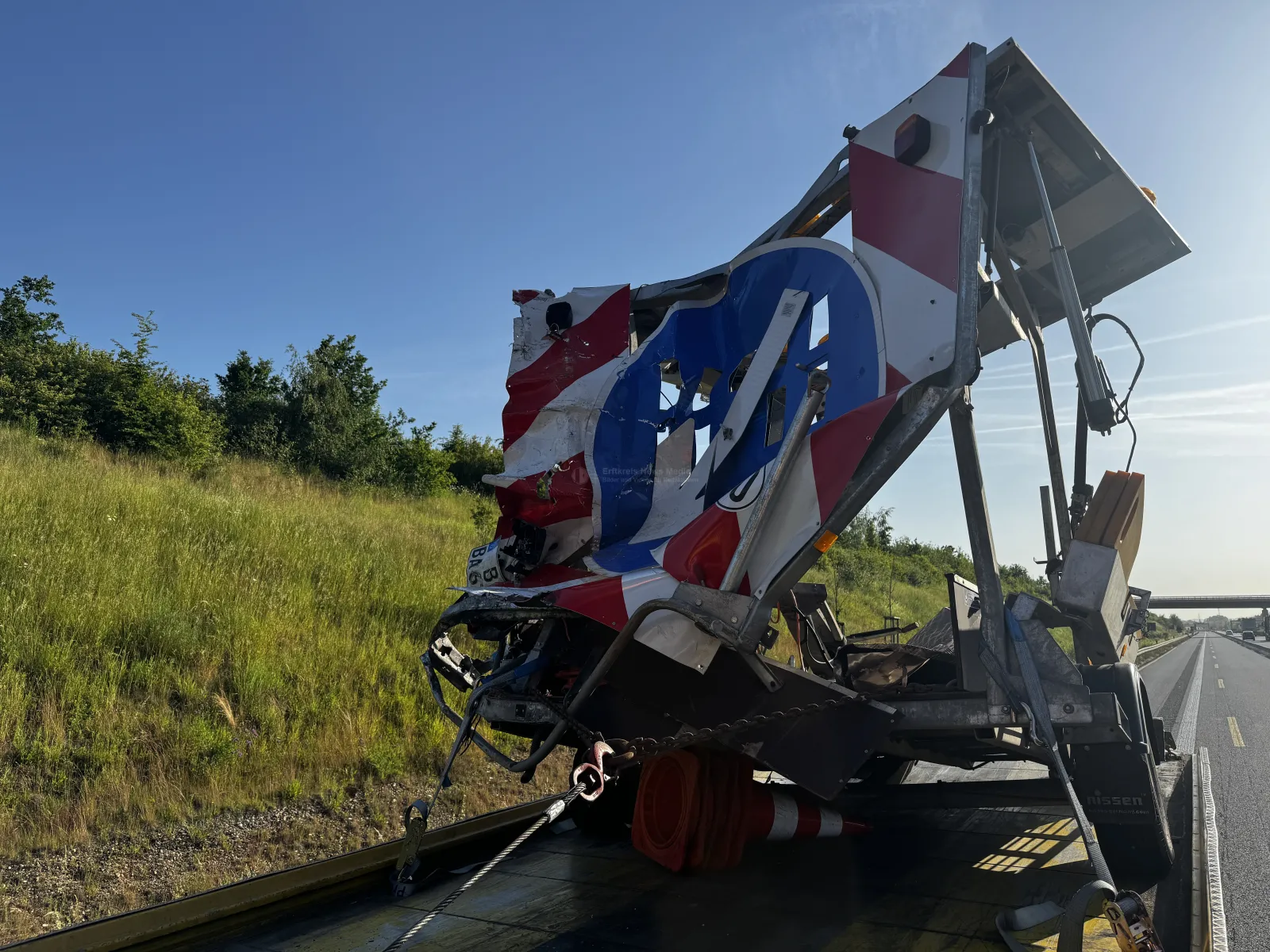Beschädigte Verkehrssicherungstafel nach Lkw-Unfall auf der Autobahn