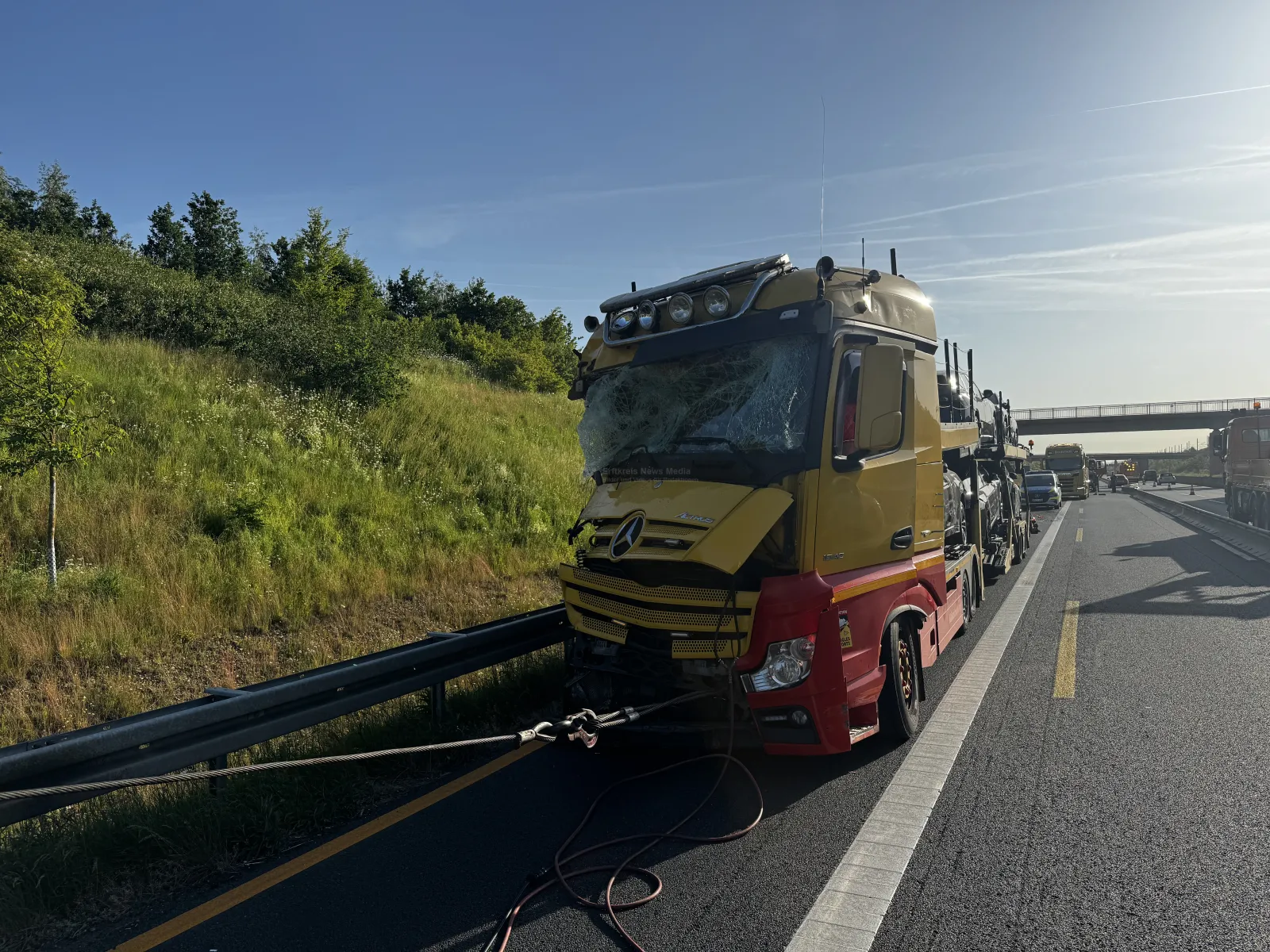 Beschädigter Lkw steht auf Sperrstrecke der Autobahn 4