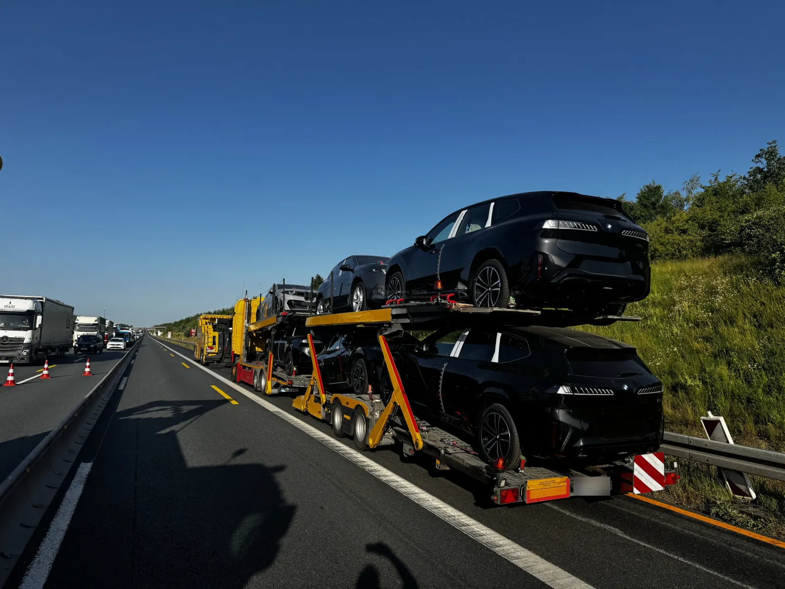 Lkw mit mehreren Autos auf der Autobahn