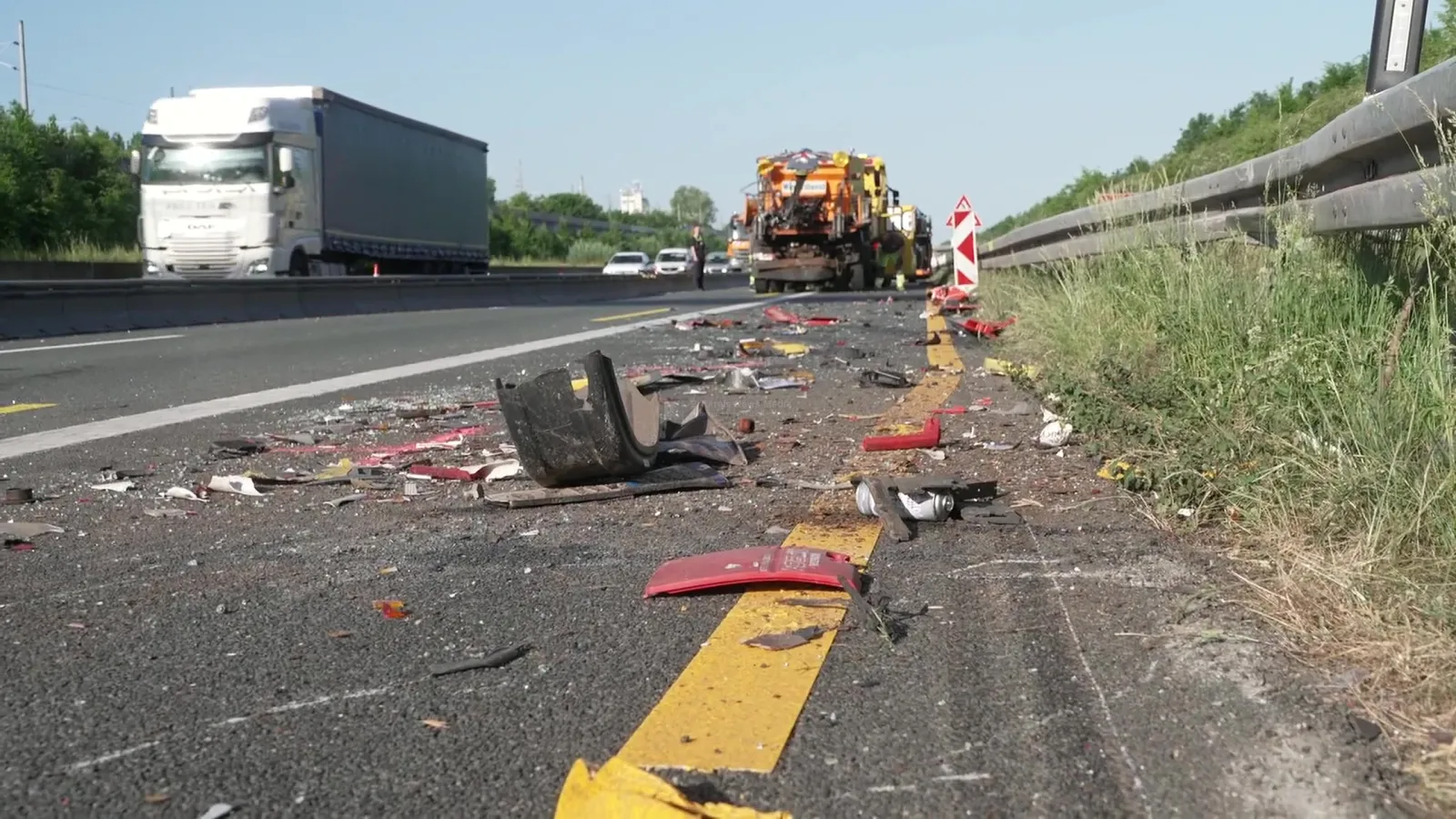 Trümmer nach Lkw-Unfall auf Autobahn 4