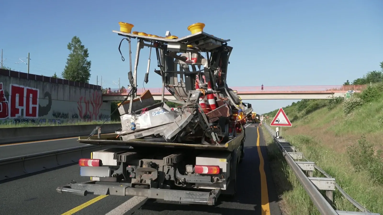 Abschleppfahrzeug mit beschädigter Autobahnmarkierungsmaschine auf A4