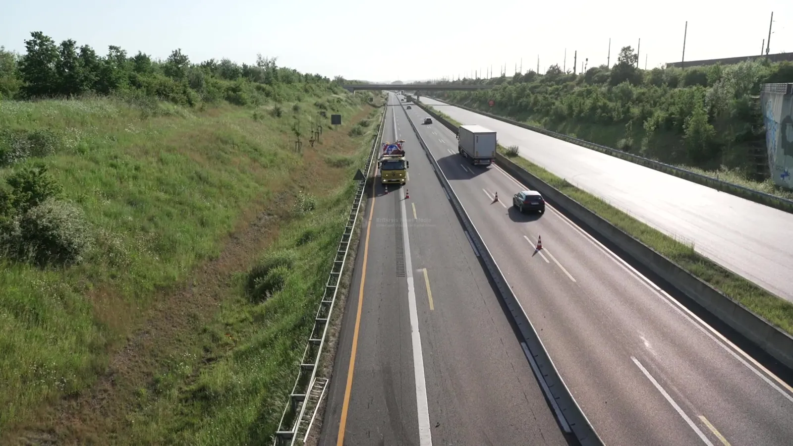 Lkw auf gesperrter Autobahn 4 nach Unfall