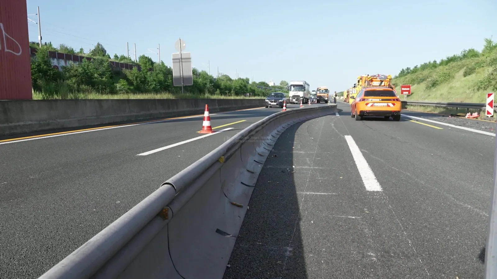 Absicherung der Unfallstelle auf Autobahn 4 bei Elsdorf