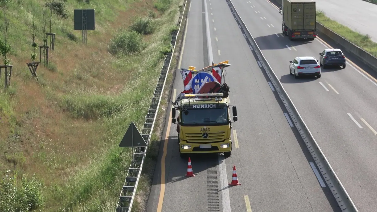 Gelber ADAC-Bergungs-Lkw auf der Autobahn