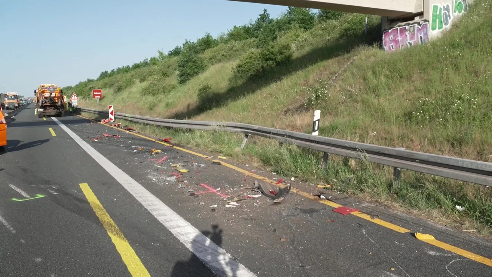 Trümmer auf gesperrter Autobahn nach Lkw-Unfall