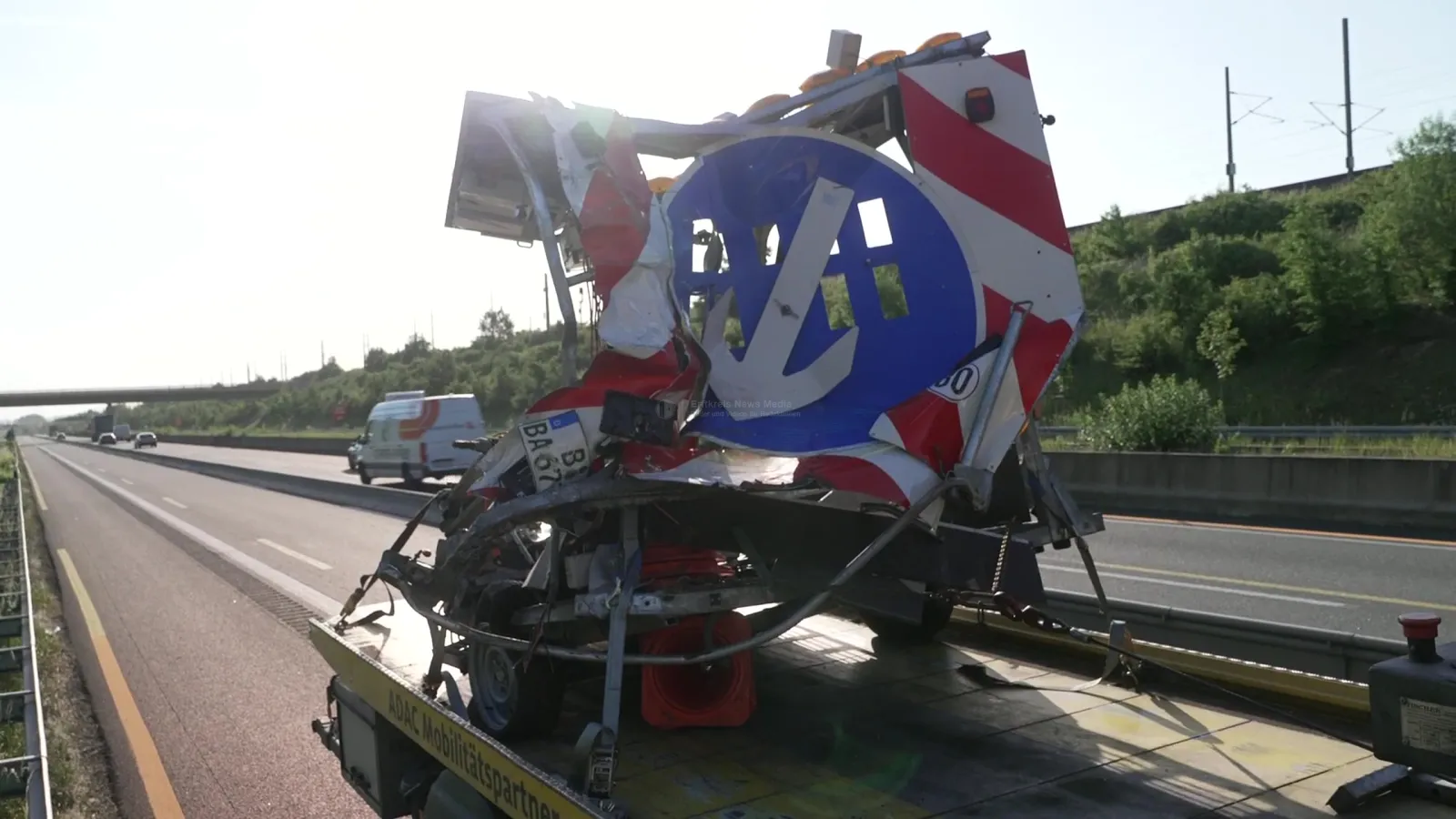 Zerstörter Anhänger der Autobahnmeisterei auf Abschleppwagen