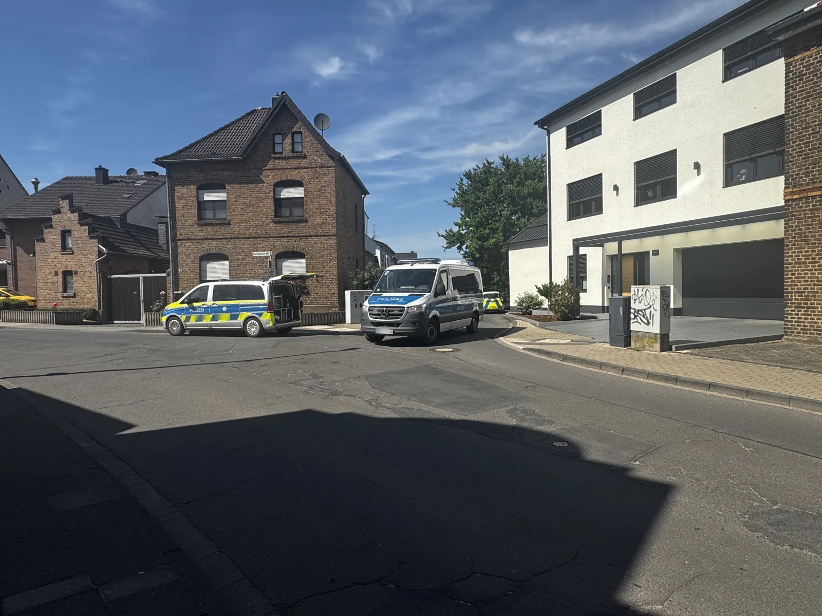 Polizeieinsatz an Wohnstraße bei Heinrich-Böll-Gesamtschule
