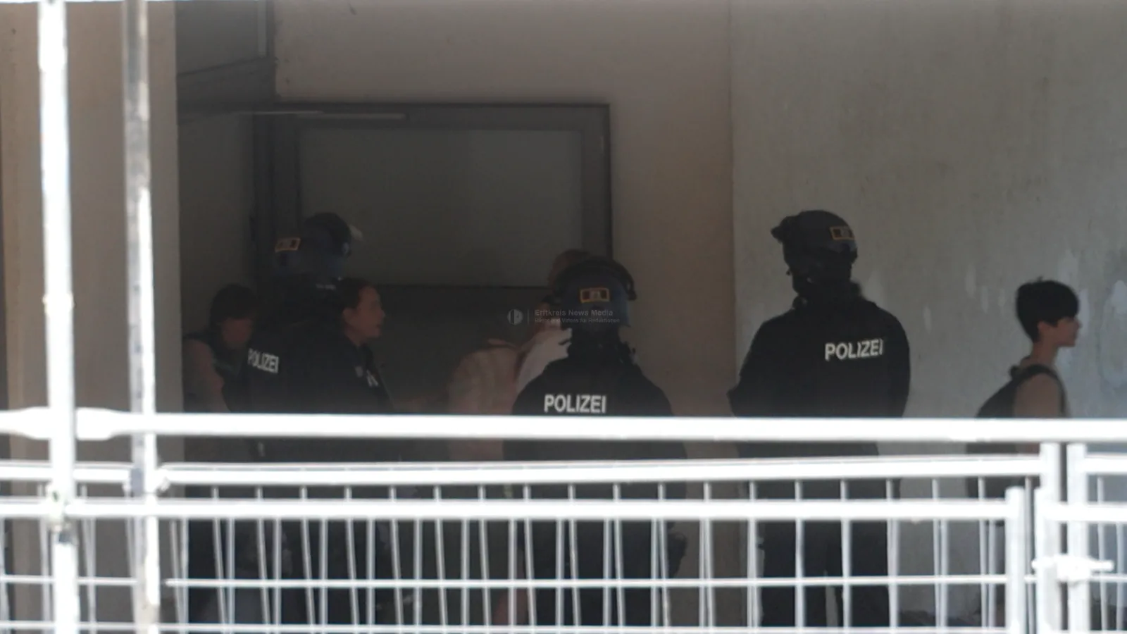 Polizisten bei Kontrolle an Schulgebäude