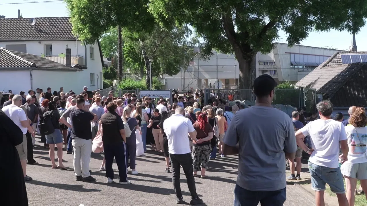 Viele Personen vor Schule bei Polizeieinsatz