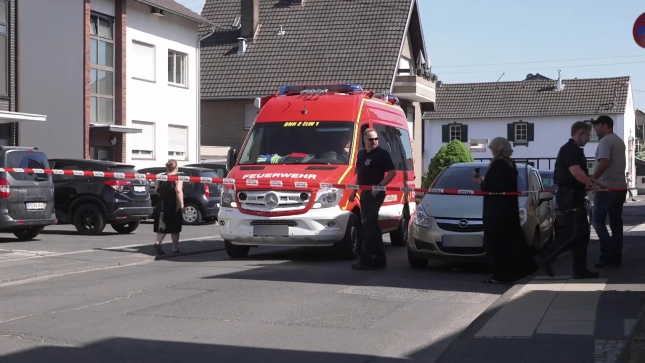 Absperrung vor Einsatzfahrzeug der Feuerwehr an Schule
