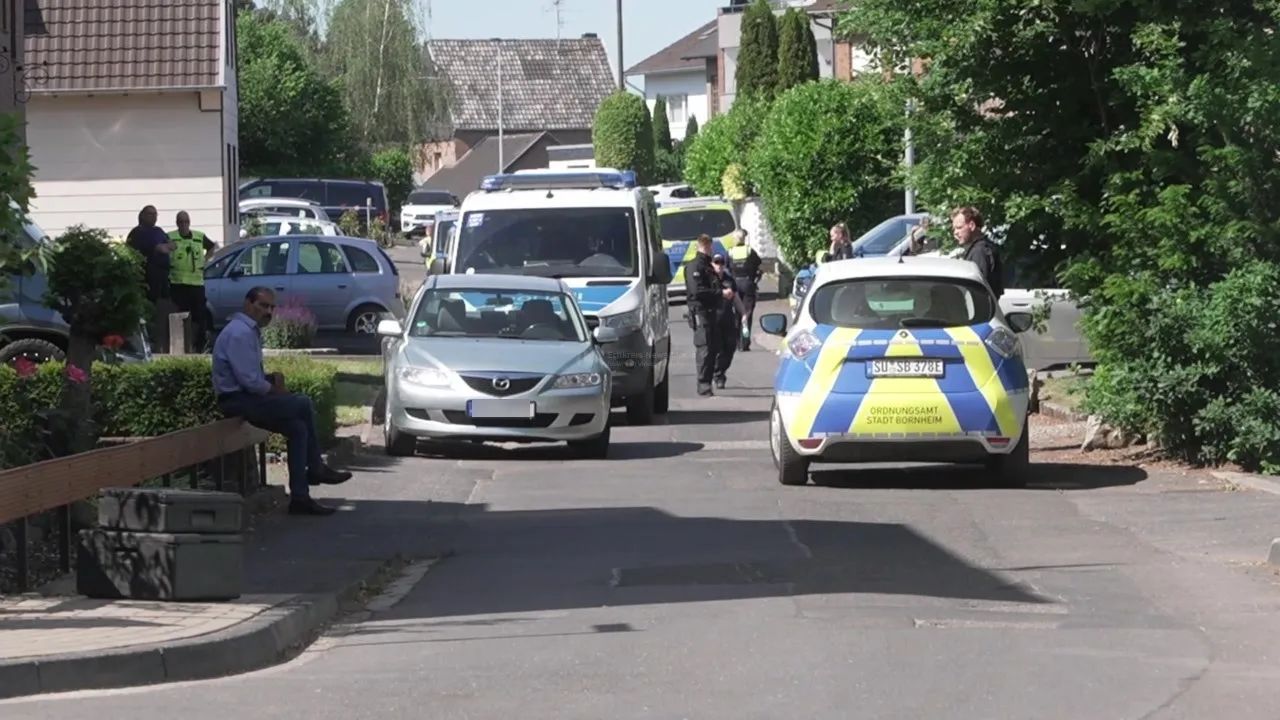Polizeieinsatz vor Heinrich-Böll-Gesamtschule in Bornheim
