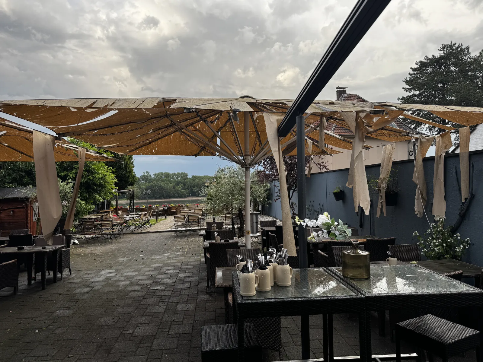 Zerstörte Terrassenüberdachung nach Unwetter in Wesseling