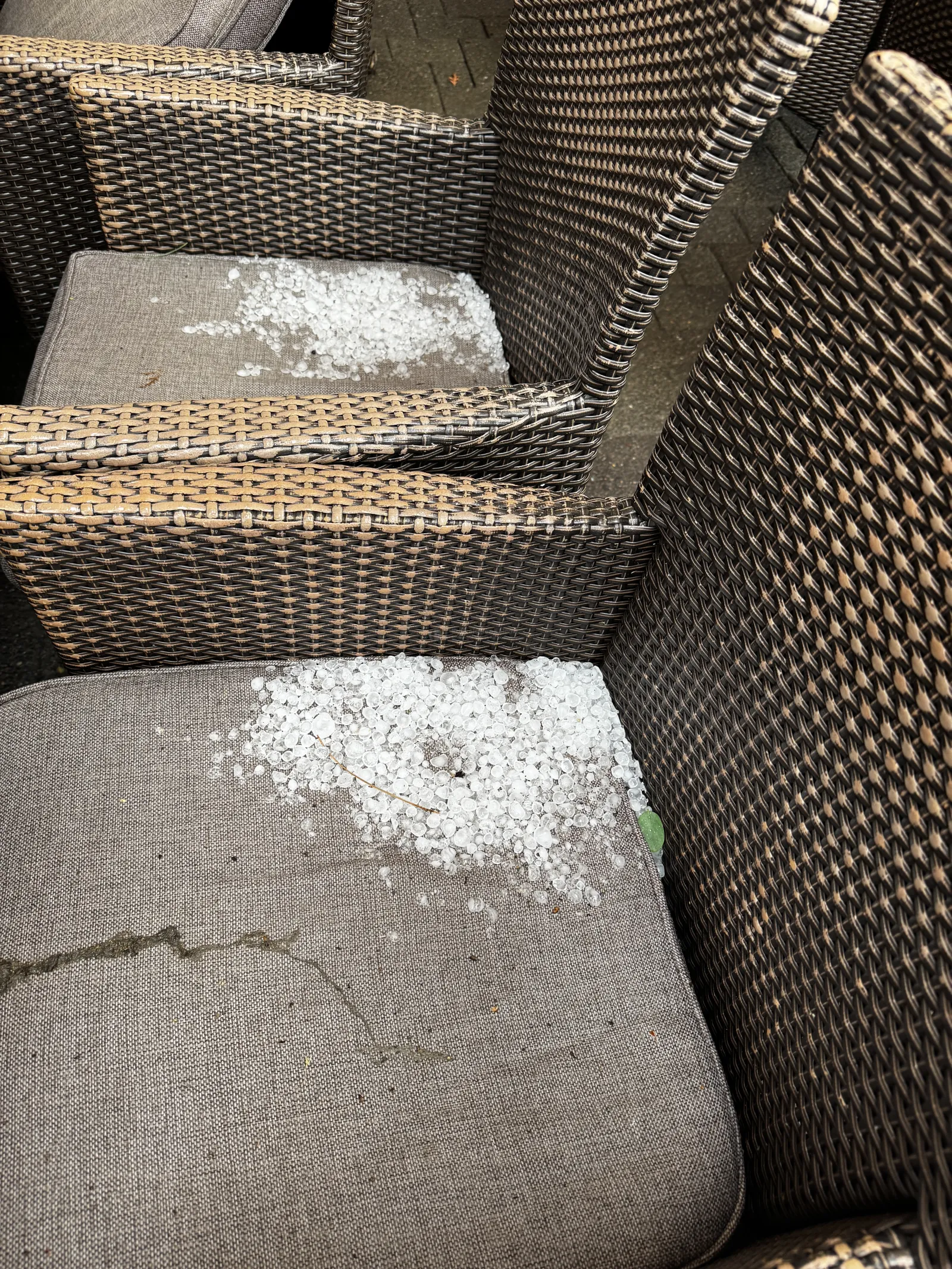 Hagelkörner auf Stuhlpolstern nach Unwetter