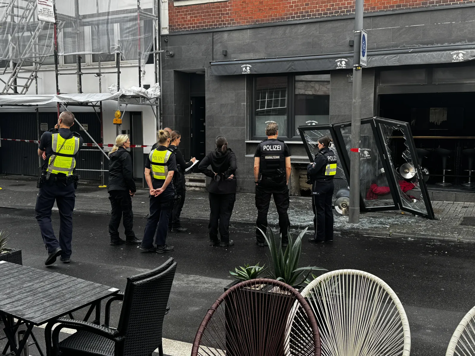 Polizei sichert Tatort nach Explosion am Friesenwall